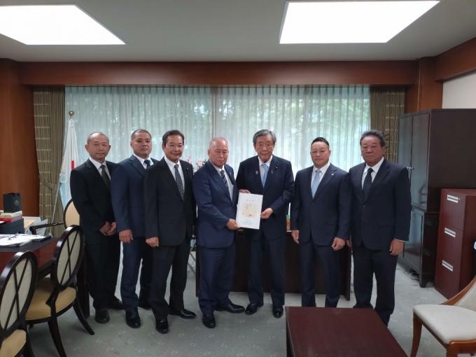 瀬戸内町自衛隊基地対策推進協議会要望書提出2